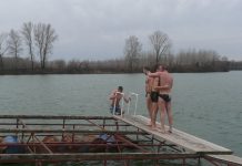 U reku na Bogojavljenje: Mladići i ove godine plivali u Tisi